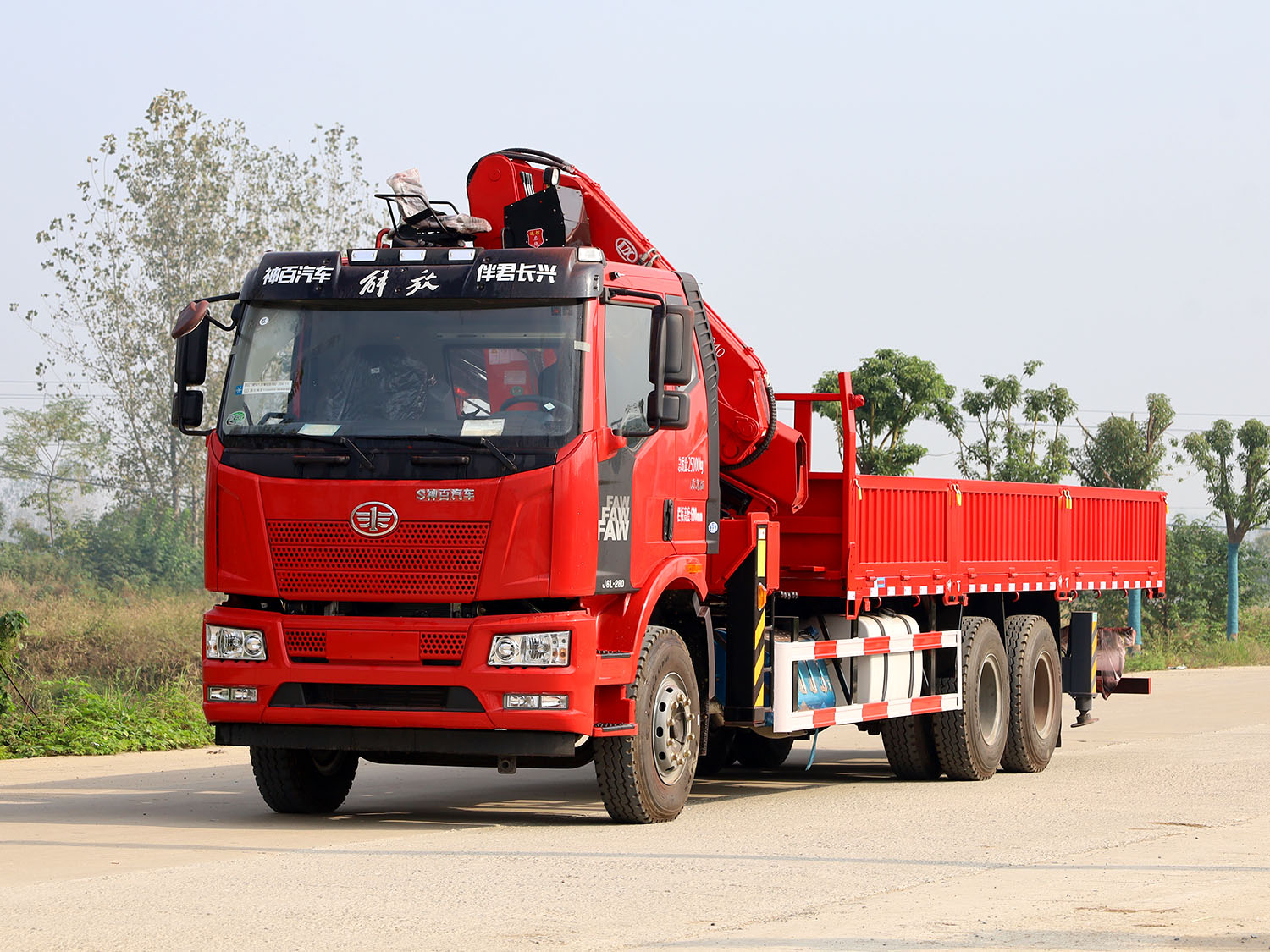 解放J6L后雙橋上裝長(zhǎng)興12噸折臂式吊機(jī)