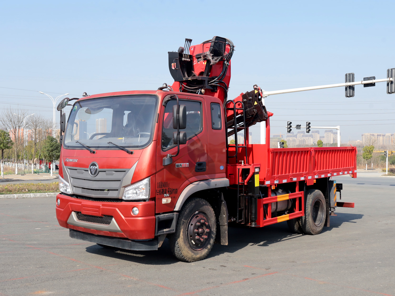 福田瑞沃排半上裝長(zhǎng)興6.3米折臂式吊機(jī)