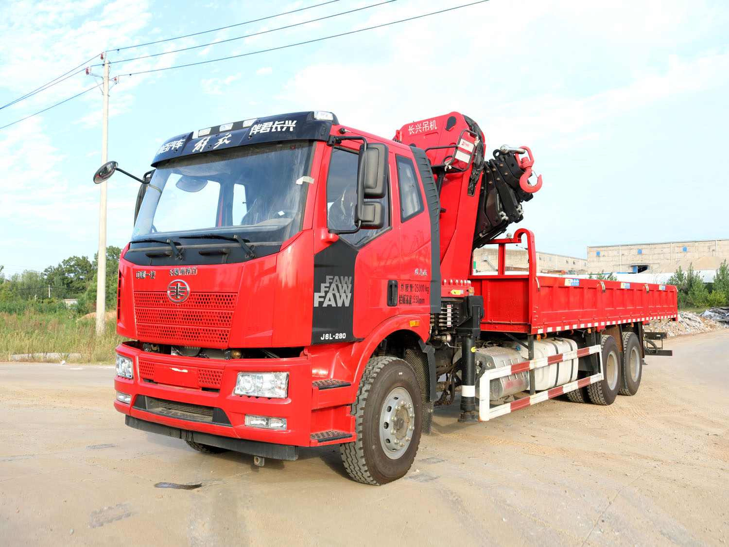 解放J6L后雙橋上裝長(zhǎng)興20噸折臂式吊機(jī)