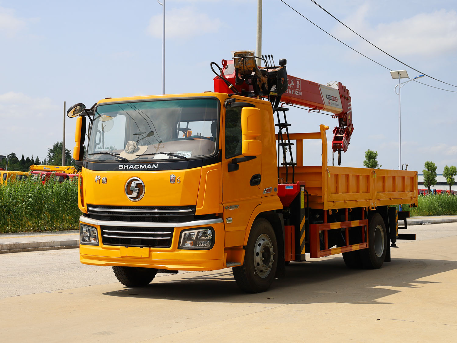 陜汽軒德翼6排半上裝長興發(fā)財版8噸直臂式吊機(jī)