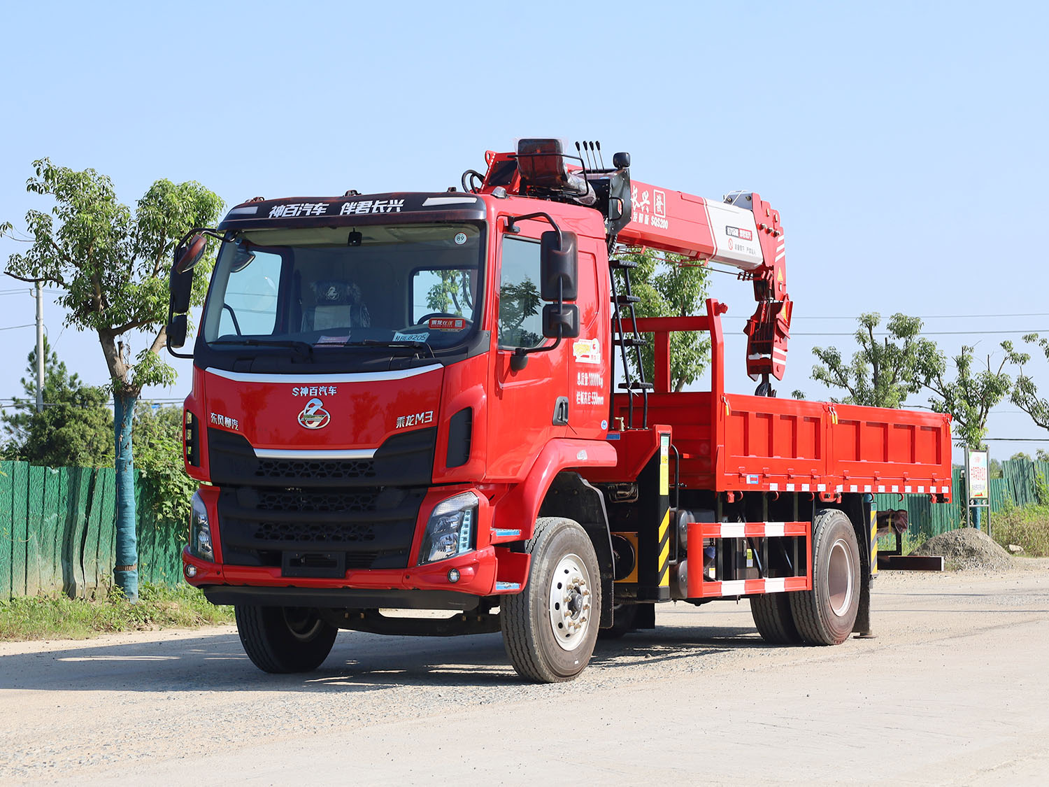 東風(fēng)柳汽乘龍M3排半上裝長興發(fā)財版8噸直臂式吊機