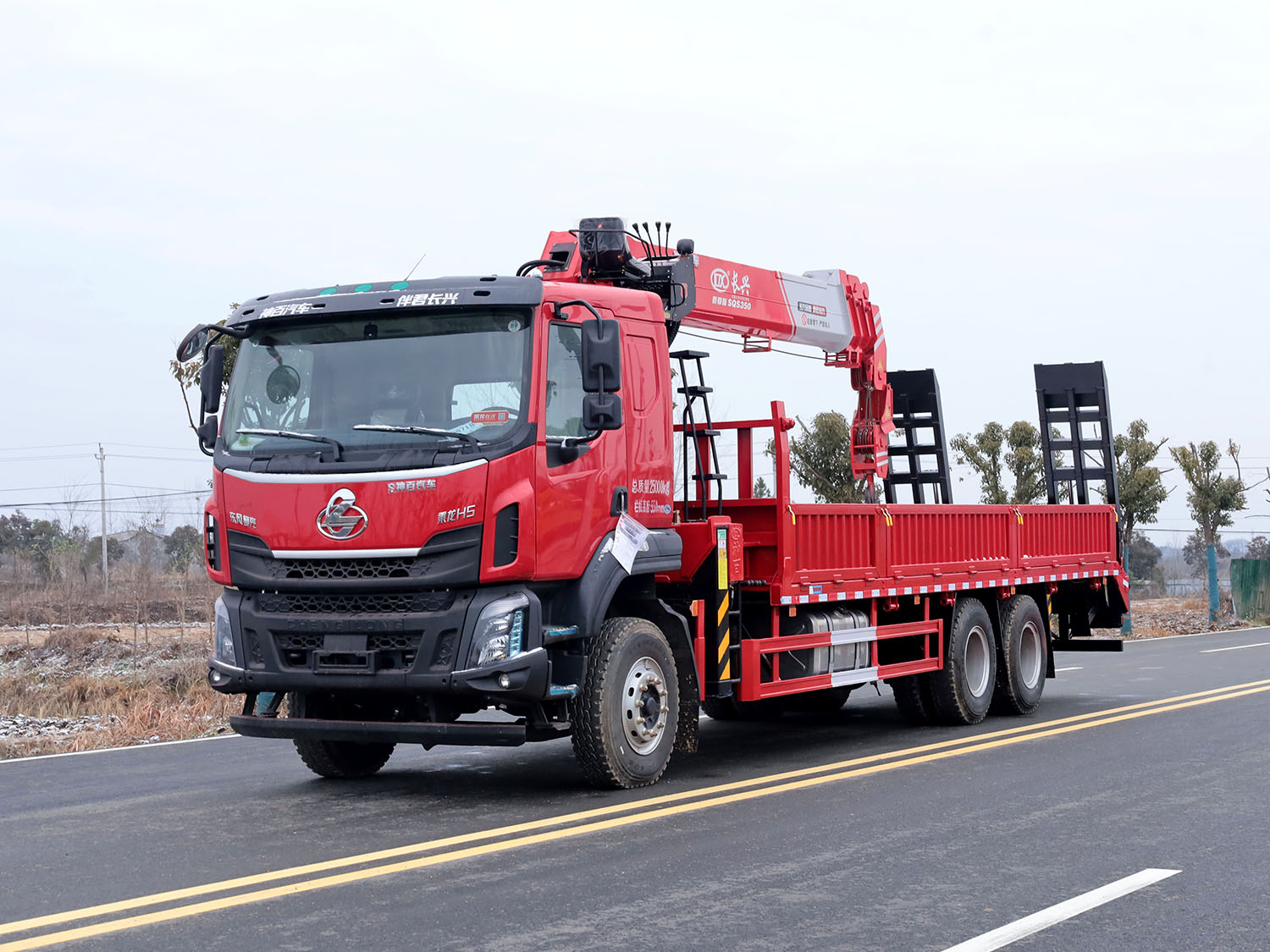東風(fēng)柳汽乘龍H5后雙橋上裝長興14噸直臂式吊機(jī)（帶爬梯）