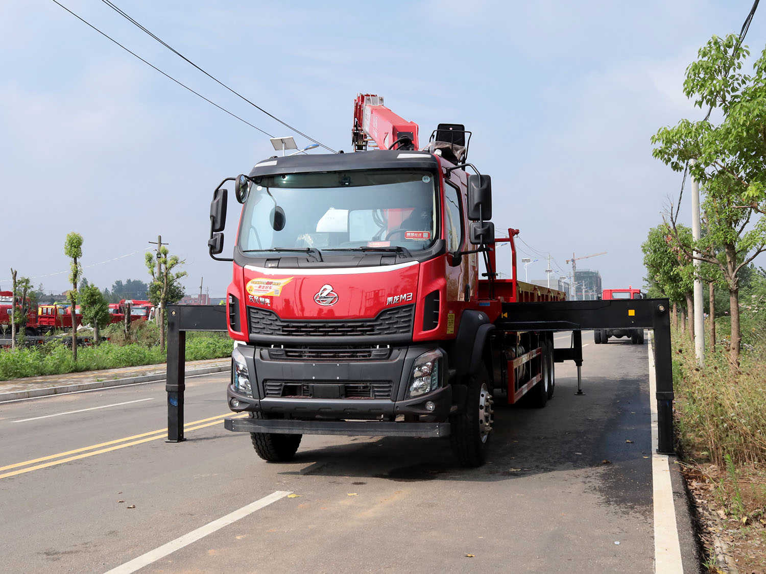 東風(fēng)柳汽乘龍M3后雙橋上裝長興發(fā)財版8噸直臂式吊機