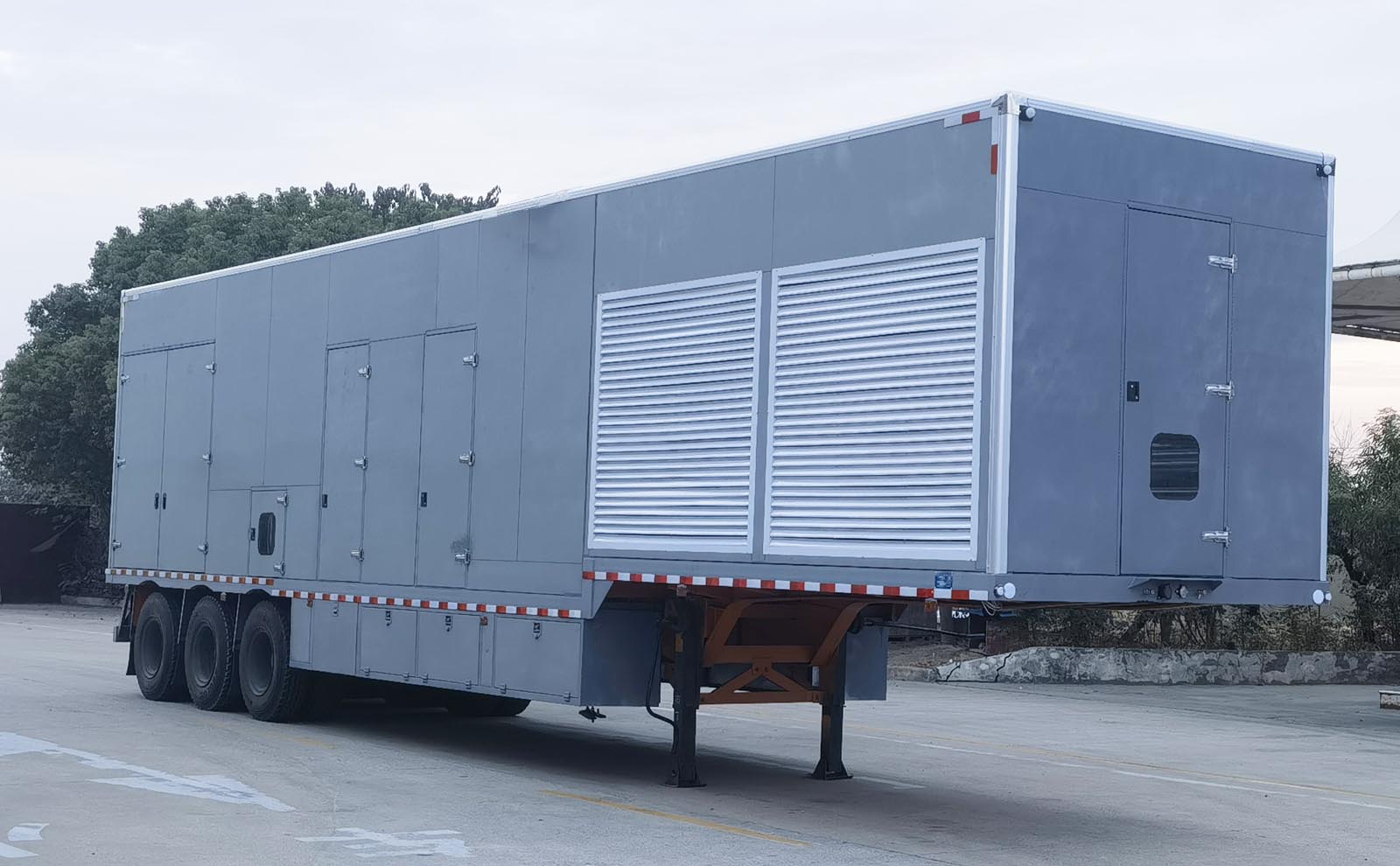 程力威牌CLW9402XDYRL型電源半掛車(chē)